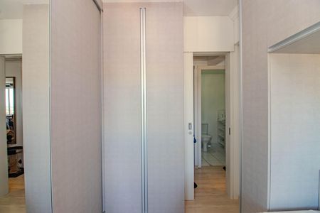 Quarto 1 de apartamento à venda com 2 quartos, 67m² em Vila Ipiranga, Porto Alegre