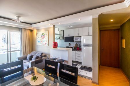 Sala  de apartamento para alugar com 2 quartos, 58m² em Jardim Tupanci, Barueri