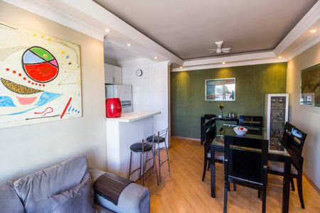 Sala  de apartamento para alugar com 2 quartos, 58m² em Jardim Tupanci, Barueri