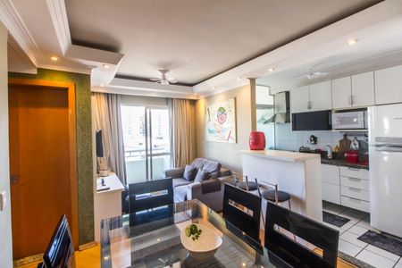 Sala  de apartamento para alugar com 2 quartos, 58m² em Jardim Tupanci, Barueri