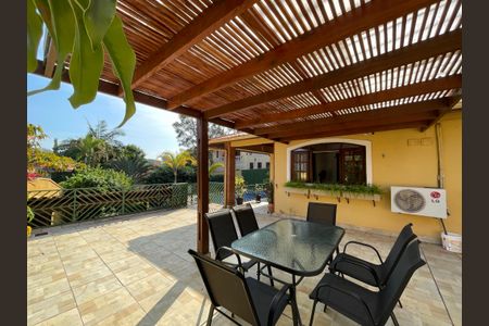 Casa de condomínio para alugar com 600m², 5 quartos e 4 vagasQuintal