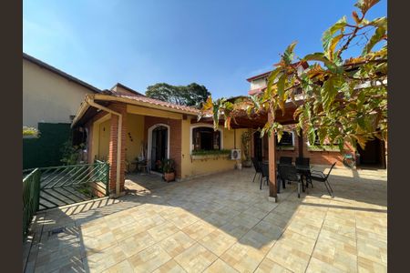 Casa de condomínio para alugar com 600m², 5 quartos e 4 vagasQuintal