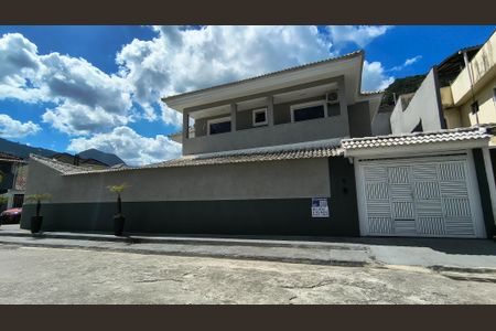 Casa de condomínio à venda com 300m², 4 quartos e 1 vaga Casa de condomínio à venda com 300m², 4 quartos e 1 vagaFachada