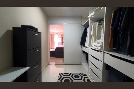 Casa de condomínio à venda com 300m², 4 quartos e 1 vaga Casa de condomínio à venda com 300m², 4 quartos e 1 vagaCloset da Suíte 2