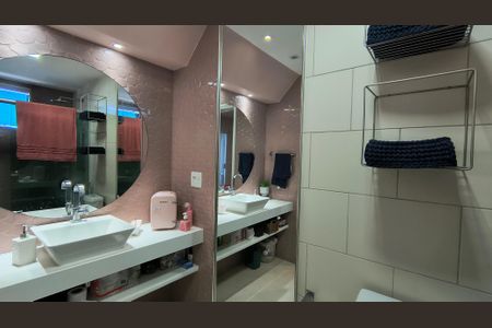 Casa de condomínio à venda com 300m², 4 quartos e 1 vaga Casa de condomínio à venda com 300m², 4 quartos e 1 vagaBanheiro da Suíte 3