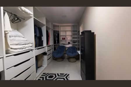 Casa de condomínio à venda com 300m², 4 quartos e 1 vaga Casa de condomínio à venda com 300m², 4 quartos e 1 vagaCloset da Suíte 2