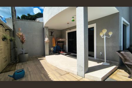 Casa de condomínio à venda com 300m², 4 quartos e 1 vaga Casa de condomínio à venda com 300m², 4 quartos e 1 vagaQuintal