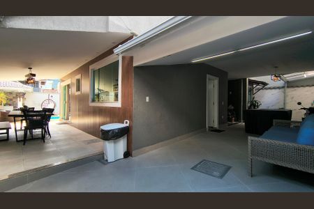 Casa de condomínio à venda com 300m², 4 quartos e 1 vaga Casa de condomínio à venda com 300m², 4 quartos e 1 vagaQuintal