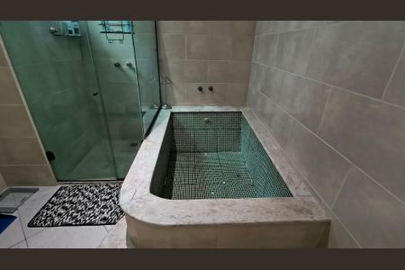 Casa de condomínio à venda com 300m², 4 quartos e 1 vaga Casa de condomínio à venda com 300m², 4 quartos e 1 vagaBanheiro da Suíte 2