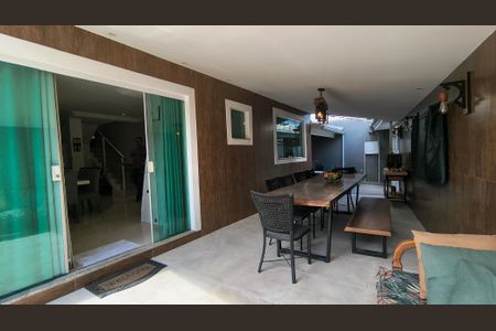 Casa de condomínio à venda com 300m², 4 quartos e 1 vaga Casa de condomínio à venda com 300m², 4 quartos e 1 vagaQuintal