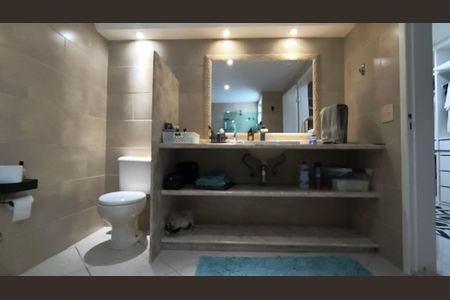 Casa de condomínio à venda com 300m², 4 quartos e 1 vaga Casa de condomínio à venda com 300m², 4 quartos e 1 vagaBanheiro da Suíte 2