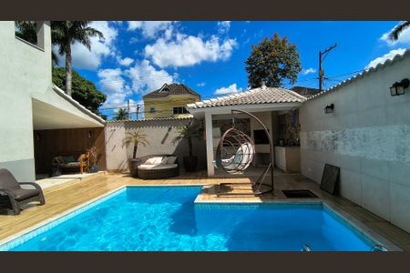 Casa de condomínio à venda com 300m², 4 quartos e 1 vaga Casa de condomínio à venda com 300m², 4 quartos e 1 vagaQuintal