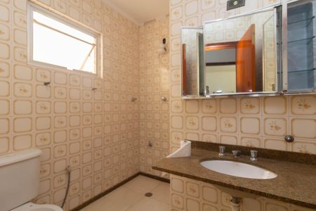 Casa à venda com 300m², 4 quartos e 4 vagasBanheiro 2