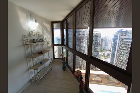 Apartamento à venda com 304m², 4 quartos e 3 vagas Apartamento à venda com 304m², 4 quartos e 3 vagasVista