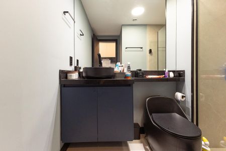 Banheiro de kitnet/studio para alugar com 1 quarto, 24m² em Vila Olímpia, São Paulo
