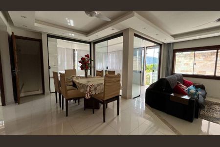 Casa à venda com 4 quartos, 320m² em Pendotiba, Niterói