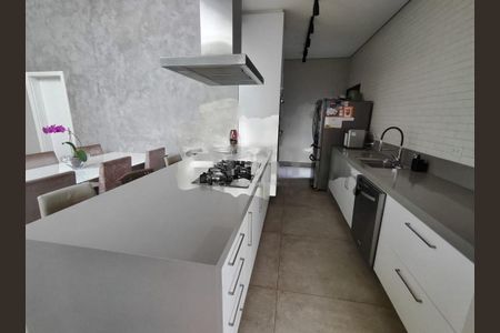 Casa à venda com 240m², 3 quartos e 4 vagas