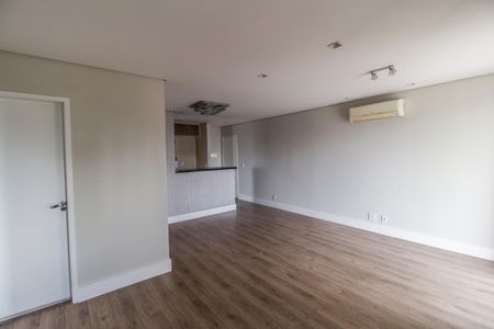 Sala  de apartamento para alugar com 2 quartos, 80m² em Jardim Tupanci, Barueri