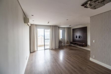 Sala  de apartamento para alugar com 2 quartos, 80m² em Jardim Tupanci, Barueri