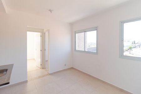 Sala e cozinha de apartamento para alugar com 2 quartos, 35m² em Vila Sul Americana, Carapicuíba