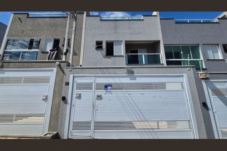 Casa à venda com 115m², 2 quartos e 2 vagas Casa à venda com 115m², 2 quartos e 2 vagasFachada