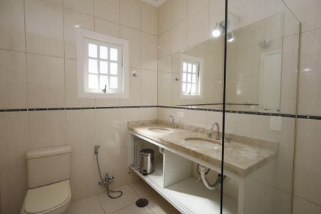 Casa de condomínio para alugar com 250m², 4 quartos e 3 vagasBanheiro da suíte 1