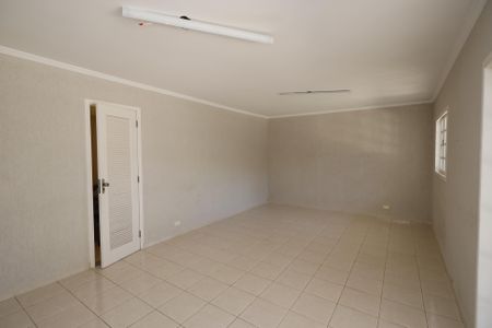 Casa de condomínio para alugar com 250m², 4 quartos e 3 vagasSalão