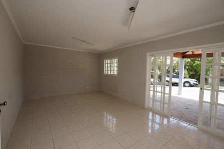 Casa de condomínio para alugar com 250m², 4 quartos e 3 vagasSalão