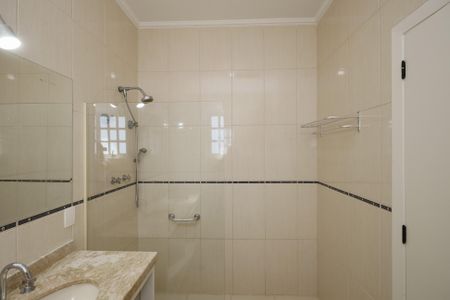 Casa de condomínio para alugar com 250m², 4 quartos e 3 vagasBanheiro da suíte 1