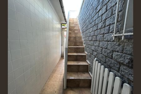 Casa para alugar com 136m², 2 quartos e 1 vagaEscada de acesso