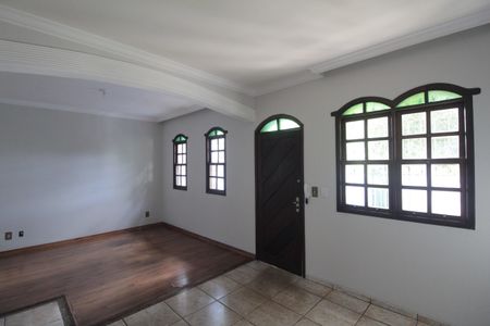 Sala de casa para alugar com 3 quartos, 180m² em Serrano, Belo Horizonte