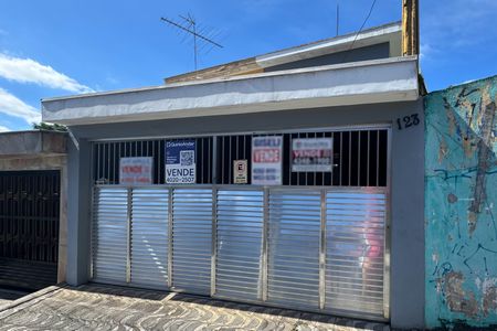 Casa à venda com 121m², 3 quartos e 2 vagasFachada