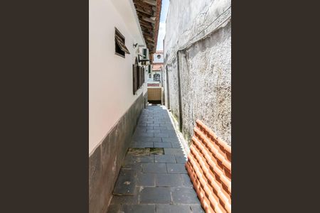 Casa para alugar com 174m², 5 quartos e 5 vagasCasa fundos - Varanda - Corredor de acesso