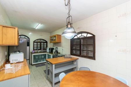 Casa para alugar com 174m², 5 quartos e 5 vagasCasa frente - Cozinha