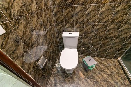 Casa para alugar com 174m², 5 quartos e 5 vagasCasa frente - Banheiro Social