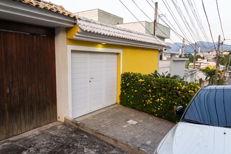 Casa de condomínio para alugar com 360m², 3 quartos e 2 vagasFachada