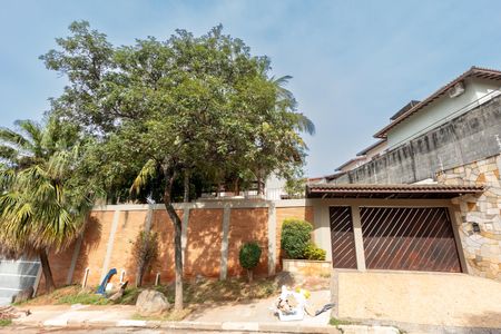 Casa à venda com 330m², 4 quartos e 6 vagas Casa à venda com 330m², 4 quartos e 6 vagasFachada da Casa