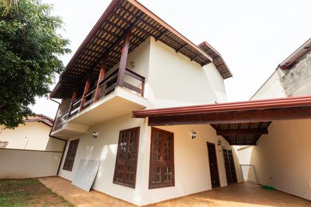 Casa à venda com 330m², 4 quartos e 6 vagas Casa à venda com 330m², 4 quartos e 6 vagasFrente da Casa