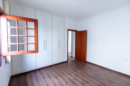 Casa à venda com 330m², 4 quartos e 6 vagas Casa à venda com 330m², 4 quartos e 6 vagasQuarto 2