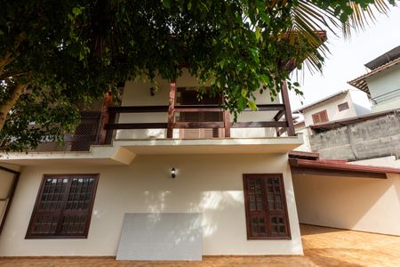 Casa à venda com 330m², 4 quartos e 6 vagas Casa à venda com 330m², 4 quartos e 6 vagasVista da Frente da Casa