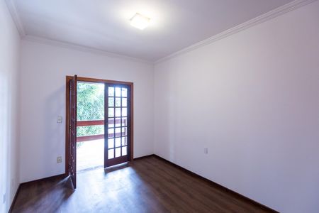 Casa à venda com 330m², 4 quartos e 6 vagas Casa à venda com 330m², 4 quartos e 6 vagasQuarto 3