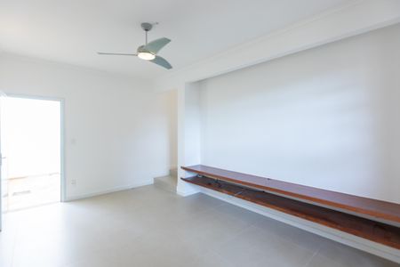 Casa à venda com 330m², 4 quartos e 6 vagas Casa à venda com 330m², 4 quartos e 6 vagasSala