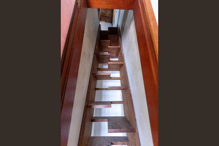 Casa à venda com 330m², 4 quartos e 6 vagas Casa à venda com 330m², 4 quartos e 6 vagasEscada de acesso ao Sótão
