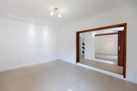 Casa à venda com 330m², 4 quartos e 6 vagas Casa à venda com 330m², 4 quartos e 6 vagasSala