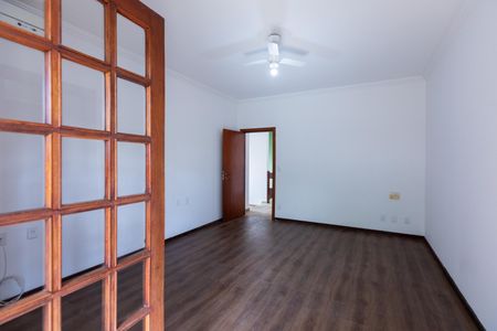 Casa à venda com 330m², 4 quartos e 6 vagas Casa à venda com 330m², 4 quartos e 6 vagasSuíte