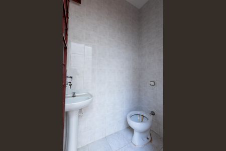 Casa à venda com 330m², 4 quartos e 6 vagas Casa à venda com 330m², 4 quartos e 6 vagasBanheiro do Quintal