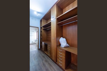 Casa à venda com 330m², 4 quartos e 6 vagas Casa à venda com 330m², 4 quartos e 6 vagasCloset da Suíte