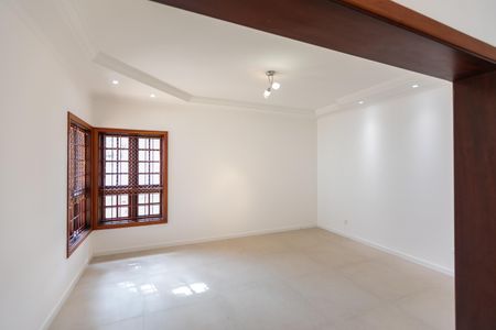 Casa à venda com 330m², 4 quartos e 6 vagas Casa à venda com 330m², 4 quartos e 6 vagasSala