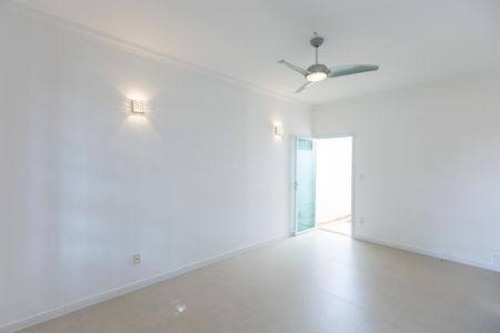 Casa à venda com 330m², 4 quartos e 6 vagas Casa à venda com 330m², 4 quartos e 6 vagasSala