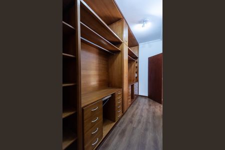Casa à venda com 330m², 4 quartos e 6 vagas Casa à venda com 330m², 4 quartos e 6 vagasCloset da Suíte